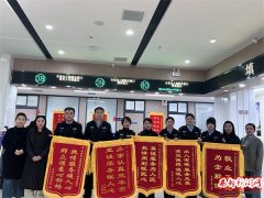 定边县公安局出入境多措并举迎高峰 热心服务获锦旗